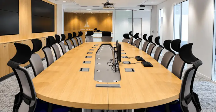 Agencement salle de conseil moderne - Groupe ADP